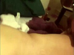 Amadora sem pelos se masturba e fode com dildo em vídeo caseiro