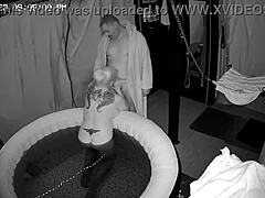 Amatør blond kone nyder en stor pik i boblebadet