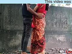 Indické maminky si užívají sex venku ve venkovské vesnici