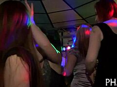 Femeile mature se angajează în sex în grup după ce au dansat într-un club de noapte