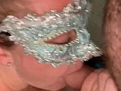 Piercingli dolgun göğüslü karısı amatör bir videoda oral seks yapıyor ve spermi yutuyor