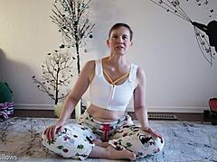 Olgun esmer bebek, doğal göğüslü olgun kadınlar üzerinde yoga yapıyor