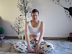 Zrelá brunetka cvičí jogu na zrelých s prirodzenými prsiami