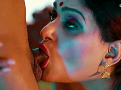 Madrasta indiana seduz seu filho para um sexo intenso à noite