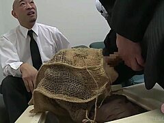Wanita Jepun matang menggunakan mainan dan jari pada dirinya sendiri, menyebabkan pinggulnya bergerak