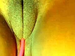 Sexystacy7s svalnatá postava a působivý cameltoe na displeji v masturbačním videu