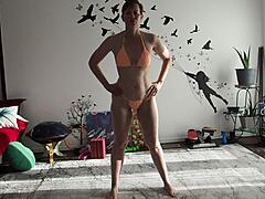 Aurora kövér és érett dominancia bikini jógában