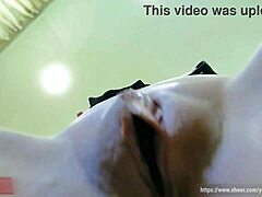 Sinnliches POV-Video einer vollbusigen Stiefmutter, die ihre rasierte Muschi befriedigt