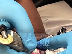 La rencontre tatouée mène à une session chaude