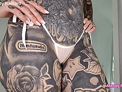 Melody Radfords lilla bikinikollektion och nakenträning