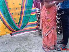 Pengembaraan seks suri rumah India di luar dengan wanita matang tempatan dalam HD