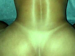 Il culo stretto della moglie amatoriale viene riempito di sperma in un video HD