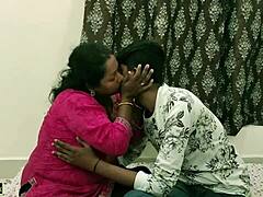 Isteri rumah tangga India matang Kamwali Bhabhi menikmati seks kasar dengan bos muda dalam video dewasa Hindi