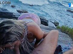 Moget brasilianskt par njuter av oralsex utomhus på klipporna