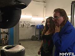 Eine tätowierte Milf genießt eine Gruppensex-Session in der Garage