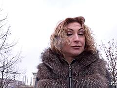 Ukrán MILF Julias intenzív casting élménye német cserkészekkel