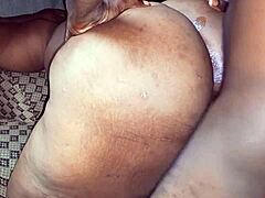Пышная чернокожая мамочка с большой задницей и натуральными сиськами