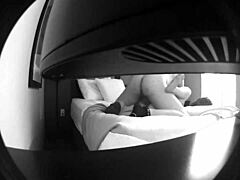 Amatérské milfky zažívají intenzivní potěšení v hotelovém pokoji