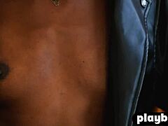 Ana Foxxx, una modelo de MILF de ébano rizado, se desnuda hasta sus pequeños pechos y baila sensualmente en este video de softcore maduro. ¡No te pierdas esta escena caliente y jugosa!