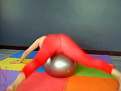 성숙한 여성인 레지나 누아르는 빨간색 레오타드, 요가 팬티 스타킹을 입고 면도당하면서 체육관에서 요가를 연습합니다