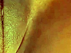 Reife Milf mit großer Klitoris wird in Amateur-Pornovideo frech