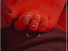 Dojrzała milf pokazuje swojego potwornego kutasa i duże pośladki w czerwonym footjobie