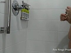 רגע המקלחת האינטימי של בקי ג'ונס נתפס על ידי רקס רינגו