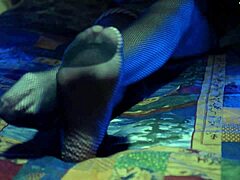 Зрелая мамочка демонстрирует свои ножки в сексуальных чулках в сетку