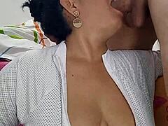 Ponižana MILF se podredi grobi analni penetraciji in globokemu grlu oralnega seksa s svojim ljubimcem