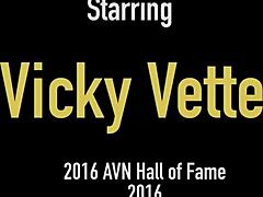 Vicky Vette daje čutno ročno delo in igro hlačk, medtem ko globoko grlo