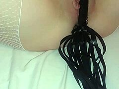 Britische reife Frau wird in BDSM-Fetischvideo ausgepeitscht