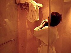 En mogen kvinna med en stor rumpa blir kraftigt penetrerad av sin make på toaletten