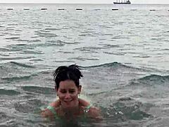 Um encontro quente na praia de Montenegro com um casal maduro se entregando ao sexo oral e um final facial