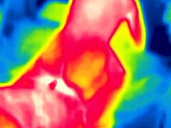 Zrel par raziskuje igro temperature v vroči seji