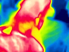 Modent par utforsker temperaturlek i en het økt