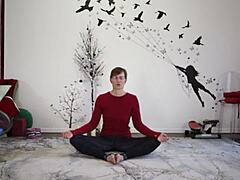 Европейската милф преподава уроци по йога с фетиш привкус