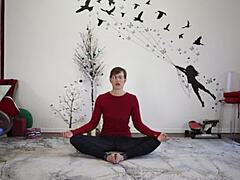 Milf europea enseña lecciones de yoga con toque fetichista