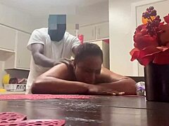 Afrikalı olgun kadın mutfak tezgahında amını siktiriyor