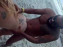 Tatuerad MILF och blond puma deltar i erotisk strandmöte