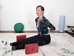 Aurora Willows kelas yoga milf dewasa: pengalaman sensual yang menggoda