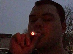 Σπιτικό βίντεο με καπνιστή MILF