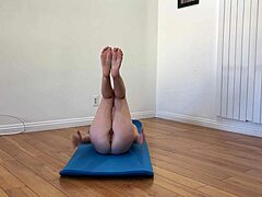 Milf amadora estica as pernas em um vídeo caseiro de yoga