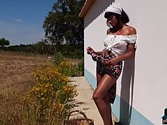 Indijska MILF modelka z oblinami Playboys Angel Constance razkriva svoje premoženje v fotografiranju na prostem