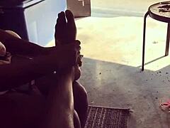Video POV de închinare a picioarelor cu un cuplu matur