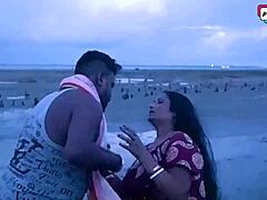 Indiai milf és férje élvezik a csoportos szexet a tengerparton