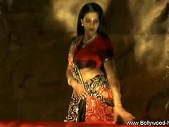 Modne indiske dansere viser intim opptreden