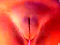 Zrela ženska pokaže svoj velik klitoris in se masturbira