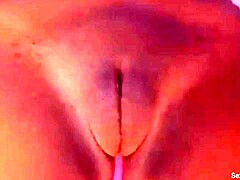 Zralá žena ukazuje svůj velký klitoris a masturbuje
