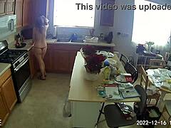 Klien dewasa menonton saat Lia1616 membersihkan dapur dengan bikini merah
