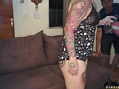 Latin mamma med en stor rumpa får amatör tatueringskonst i utbyte mot datorreparation